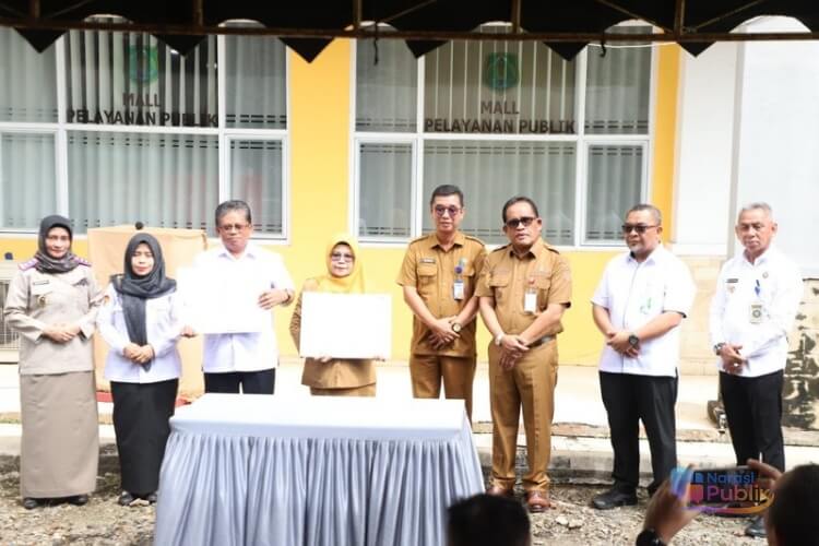 Bupati HSU, Sahrujani berfoto bersama usai melakukan penandatanganan MoU dan PKS dengan tujuh instansi untuk bergabung di MPP Amuntai. (Foto : Istimewa)