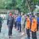 Sekda HSS, Muhammad Noor melakukan pengecekan pasukan saat apel Siaga Darurat Bencana Batingsor. (Foto : Prokopim HSS)