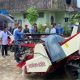 Bupati HSS, Syafrudin Noor menyerahkan bantuan Alsintan kepada petani secara simbolis. (Foto : Narasi Publik)