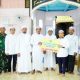 Bupati Tapin H Yamani menyerahkan secara simbolis bantuan hibah keagamaan kepada pengurus Masjid Nurul Yaqin. (Foto : Prokopim Tapin)