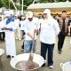 Bupati HSS, Syafrudin Noor didampingi Ketua TP PKK HSS mengaduk adonan dodol di acara Festival Kreasi Dodol Kandangan. (Foto : Diskominfo HSS)