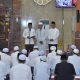 Bupati HSS, Syafrudin Noor menyampaikan sambutannya disampingi Wabup Suriani dan Sekda Muhammad Noor. (Foto : Prokopim HSS)