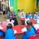 Bunda Literasi Tapin, Hj. Faridah membacakan buku pada anak-anak. (Foto : Istimewa)