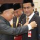 Wabup Tapin H. Juanda menyematkan penghargaan Satyalancana Karya Satya kepada salah satu ASN penerima tanda kehormatan. (Foto : Prokopim Tapin)