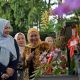 Ketua TP PKK HSS, Mustaidah saat melakukan penilaian di acara Festival Anggrek dan Bonsai II se-Kalsel. (Foto : Prokopim HSS)