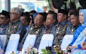 Bupati Tapin, H. Yamani dan Wakil Bupati H. Juanda saat menghadiri Puncak Harjad ke-60 Tanah Laut. (Foto : Prokopim Tapin)