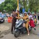 Kepala Kejari HSS Rustandi Gustawirya memberikan bunga mawar kepada pengguna jalan. (Foto : Narasi Publik)