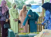 Peringati Hari Ibu, TP PKK HSS Ziarah dan Anjangsana Tokoh Perempuan