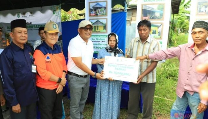 Sinergi Pemda dan BAZNAS, Bupati HSU Serahkan Bantuan Rumah Layak Huni
