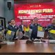 Kapolres HSS, AKBP Muhammad Yakin Rusdi didampingi Wakapolres Kompol Riswiadi dan Kasat Reskrim Iptu May Felly Manurung memperlihatkan barang bukti. (Foto : Narasi Publik)