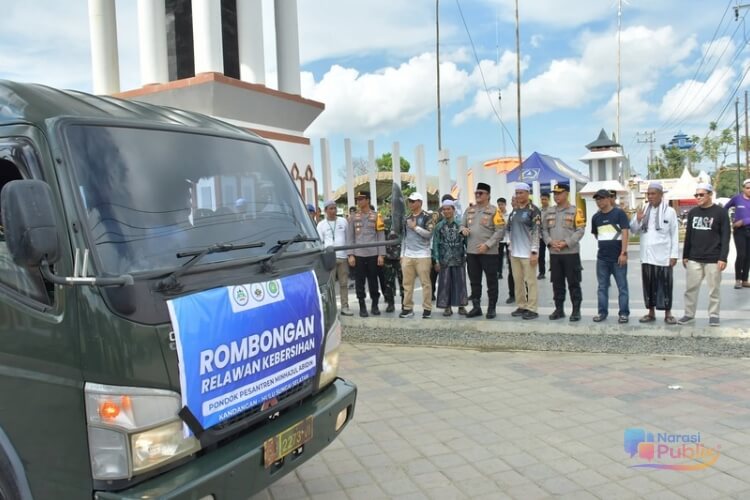 Sekda HSS Lepas Relawan ke Sekumpul untuk Layani Jamaah 5 Rajab. (Sumber : Prokopim HSS)