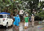 Pohon Tumbang Tutup Ruas Jalan, Personil Polsek Tapin Selatan Sigap Atur Lalu Lintas