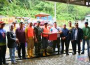 Respon Cepat Banjir di Loksado, Bupati HSS Turun Langsung Salurkan Bantuan