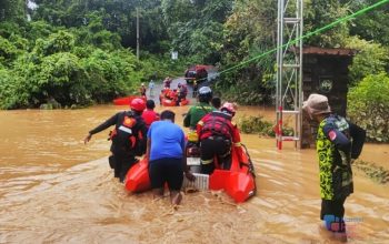 Tim SAR Gabungan Evakuasi Seluruh Warga Terdampak Banjir di Balangan. (Sumber : Istimewa)