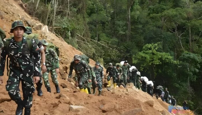 Pascabencana Tapanuli Tengah, TNI AD Tembus Jalur Terjal Demi Kirim Bantuan