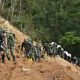 Prajurit TNI AD melewati jalur terjal untuk menyalurkan bantuan ke Dusun I Desa Simaningir, Kecamatan Sitahuis, Kabupaten Tapanuli Tengah. (Foto : Dispenad)