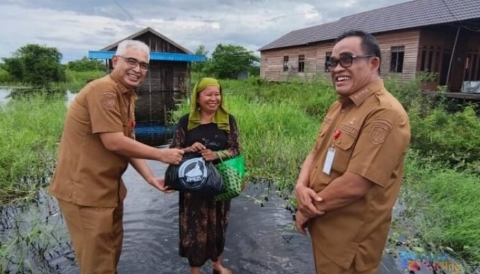 Banjir Rendam Pemukiman, Bupati dan Wabup HSU Hadir Salurkan Bantuan