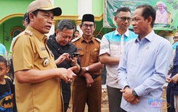 Menteri Lingkungan Hidup, Hanif Faisol Nurofiq kunjungi lokasi terdampak banjir bandang di Balangan. (Dok. Istimewa)
