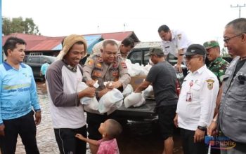 Pemprov Kalsel salurkan bantuan untuk warga terdampak banjir di Kecamatan Kurau, Kabupaten Tanah Laut. (Dok. MC Kalsel)