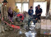 Prajurit TNI AD Bersihkan Sekolah Terdampak Banjir di Aceh Tamiang