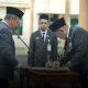 Bupati HST Samsul Rizal menandatangani berita acara pelantikan pejabat struktural di lingkungan Pemkab HST. (Dok. Prokopim HST)