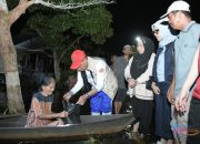 Malam Hari, Wabup HSS Sigap Bantu Warga Terdampak Banjir di Sungai Kupang