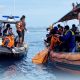 Tim SAR gabungan melakukan evakuasi jenazah yang diduga korban tenggelamnya KM Putri Sakinah. (Dok. Polda NTT)