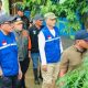 Bupati HSU Sahrujani dan Wabup HSU Hero Setiawan saat meninjau wilayah terdampak banjir. (Dok. Prokopim HSU)