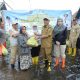 Bupati HSS Syafrudin Noor didampingi Ketua TP PKK HSS Mustaidah menyerahkan bantuan secara simbolis kepada warga terdampak banjir di Desa Balimau. (Dok. Diskominfo HSS)