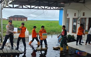 Proses pendistribusian bantuan banjir dari Pemprov Kalsel di Kecamatan Labuan Amas Utara. (Dok. Istimewa)