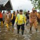 Bupati Tapin H Yamani bersama Wabup Tapin H Juanda saat meninjau wilayah terdampak banjir. (Dok. Prokopim Tapin)