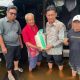 Wakil Bupati HSS Suriani menyerahkan bantuan berupa beras kepada salah satu warga terdampak banjir di Kecamatan Daha Utara. (Dok. Prokopim HSS)
