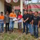 Kepala Teknik Tambang PT AGM Imam Arifianto menyerahkan bantuan secara simbolis kepada salah satu penerima manfaat. (Dok. Narasi Publik)