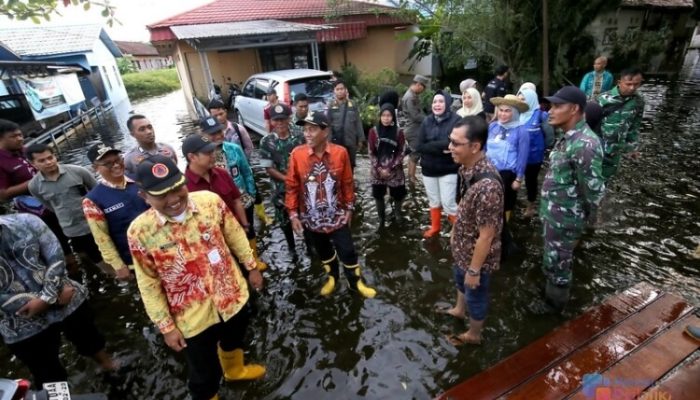Beri Dukungan Moril, Bupati dan Ketua PKK HSS Sambangi Warga Terdampak Banjir di Daha Selatan
