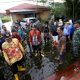 Bupati HSS Syafrudin Noor bersama Ketua TP PKK HSS Mustaidah saat meninjau banjir di Desa Tumbukan Banyu, Kecamatan Daha Selatan. (Dok. Prokopim HSS)