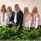Inspektur Daerah Kabupaten HSS Kiki Rachmawati bersama jajaran memperlihatkan bibit cabai yang akan ditanam. (Dok. Istimewa)