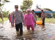 Kapolres Batola Tinjau dan Salurkan Bantuan untuk Warga Terdampak Banjir di Kecamatan Jejangkit