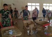 Pascabencana Aceh Tamiang, Prajurit Yonif 115 Macan Leuser Gotong Royong Pulihkan Sekolah
