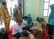 Bupati HSS Tinjau Layanan Kesehatan dan Salurkan Bantuan Banjir di Desa Bangkau