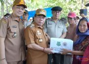 Pascakebakaran di Desa Pantai, Bupati Kapuas Turun Langsung Salurkan Bantuan