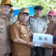 Bupati Kapuas H. M. Wiyatno didampingi Sekda Kapuas Usis I Sangkai menyerahkan bantuan secara simbolis kepada warga terdampak kebakaran di Desa Pantai, Kecamatan Kapuas Barat. (Dok. Narasi Publik)