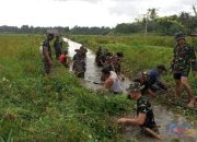 Dukung Ketahanan Pangan, Babinsa dan Petani di HSS Gotong Royong Bersihkan Irigasi