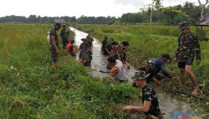 Dukung Ketahanan Pangan, Babinsa dan Petani di HSS Gotong Royong Bersihkan Irigasi