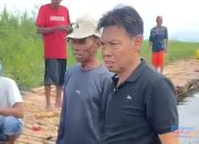 Tinjau Pembuatan Jembatan Darurat di Bangkau, Wabup HSS Apresiasi Semangat Gotong Royong Warga