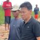 Wakil Bupati HSS Suriani saat meninjau gotong royong pembangunan jembatan darurat di wilayah Bangkau. (Dok. Istimewa)