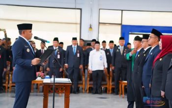 Bupati Tanah Laut Rahmat Trianto melantik dan mengambil sumpah jabatan lima Pejabat Pimpinan Tinggi Pratama. (Dok. MC Tanah Laut)