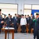 Bupati Tanah Laut Rahmat Trianto melantik dan mengambil sumpah jabatan lima Pejabat Pimpinan Tinggi Pratama. (Dok. MC Tanah Laut)