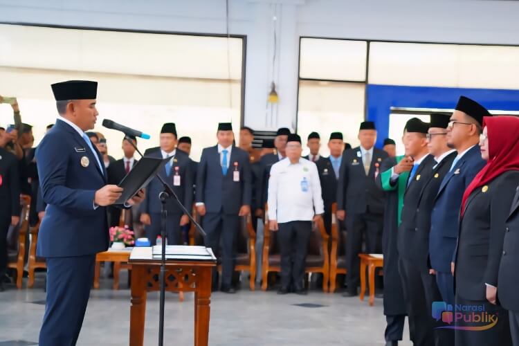 Bupati Tanah Laut Rahmat Trianto melantik dan mengambil sumpah jabatan lima Pejabat Pimpinan Tinggi Pratama. (Dok. MC Tanah Laut)