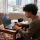 Seseorang sedang fokus bekerja dari rumah menggunakan laptop. (Dok. Ilustrasi AI)