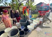 TNI AD Salurkan 12 Ribu Liter Air Bersih untuk Warga Terdampak Bencana di Padang